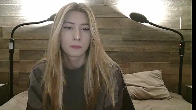 ErikaShyy online show from December 3, 2025, 11:31 am