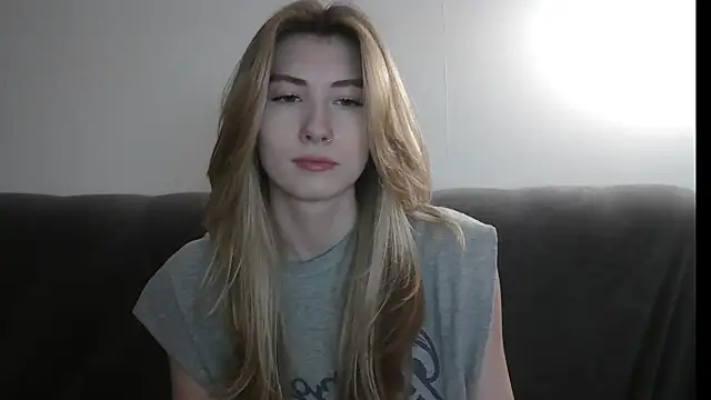 ErikaShyy online show from February 5, 2025, 3:31 pm