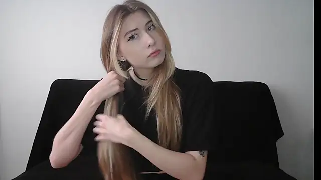 Snapshot of ErikaShyy chatting on October 3, 2025, 9:33 am ErikaShyy online show from October 3, 2025, 9:33 am