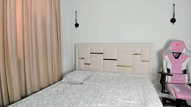 Lola Peach online show from June 5, 2026, 3:22 am