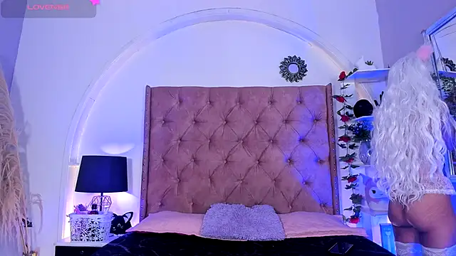 LadyAvalon online show from November 28, 2025, 6:08 pm