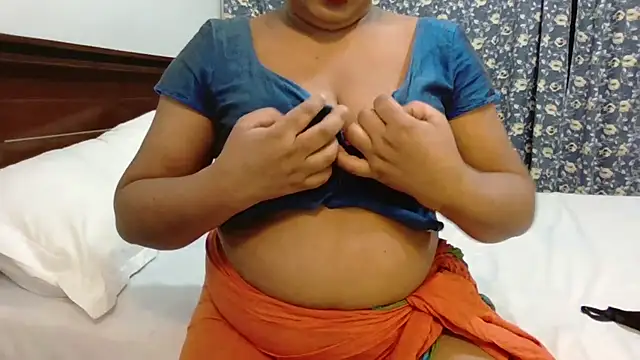 Snapshot of Maya8175 chatting on October 24, 2025, 2:32 am Maya8175 online show from October 24, 2025, 2:32 am