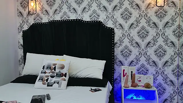 Snapshot of SaaraBrown chatting on September 25, 2025, 12:00 pm SaaraBrown online show from September 25, 2025, 12:00 pm