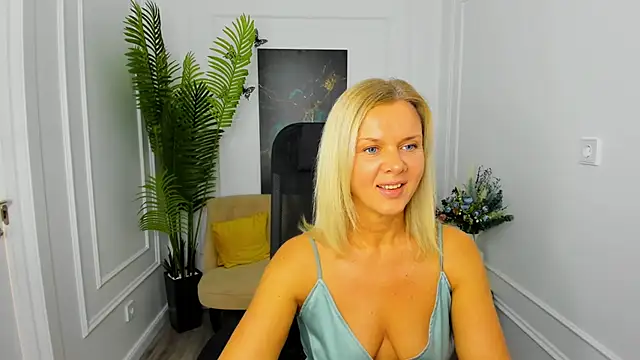 AgathaKlouin online show from November 25, 2025, 7:14 pm