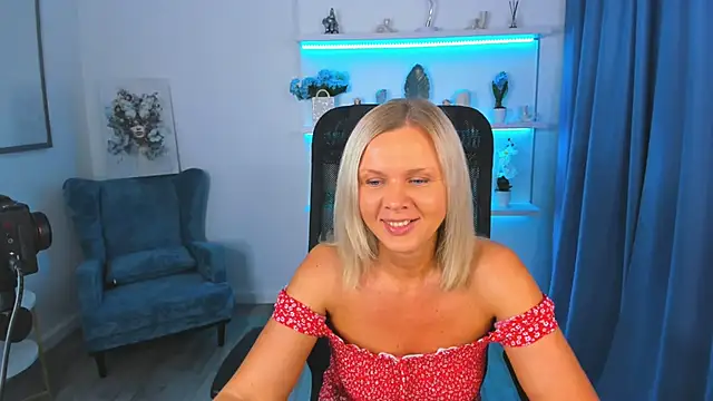 AgathaKlouin online show from October 4, 2025, 7:37 pm