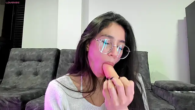 emmadiaz1 online show from October 6, 2025, 6:14 am