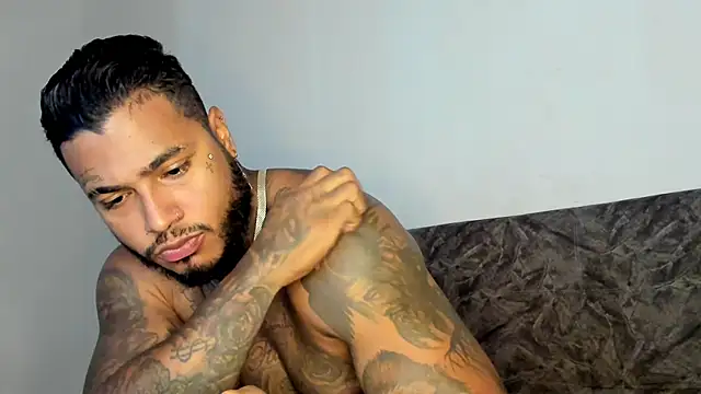 Snapshot of Exotic_tatto27121 chatting on October 29, 2025, 6:07 pm Exotic tatto27121 online show from October 29, 2025, 6:07 pm