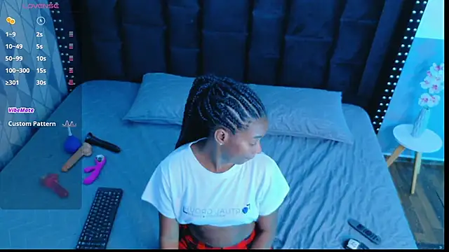 Snapshot of petitelittleebony chatting on September 17, 2025, 8:00 pm petitelittleebony online show from September 17, 2025, 8:00 pm