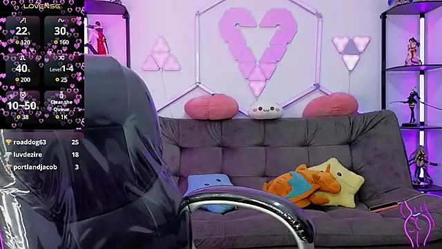 littlevixen18 online show from February 24, 2025, 5:42 pm