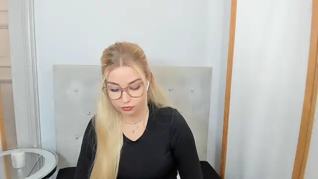 Snapshot of KristyHoney chatting on March 7, 2025, 9:29 am KristyHoney online show from March 7, 2025, 9:29 am