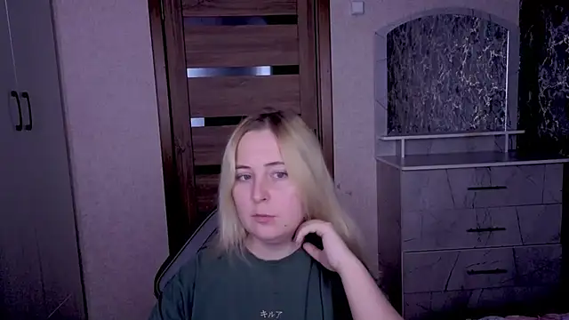Snapshot of Kristy-Max chatting on June 1, 2026, 8:41 pm Kristy-Max online show from June 1, 2026, 8:41 pm