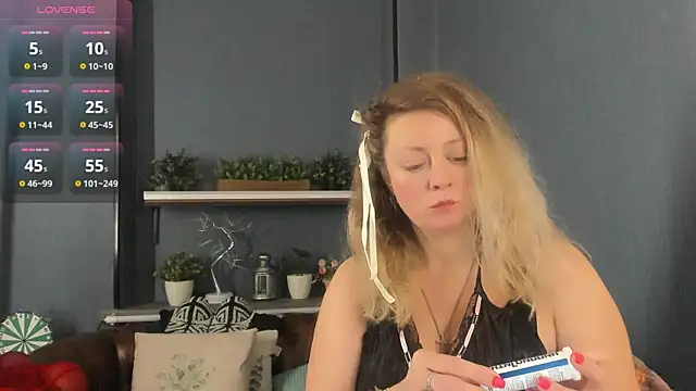 JesiaFoxi online show from November 6, 2025, 1:26 pm