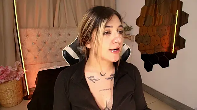 Snapshot of ashleyvalirya chatting on March 21, 2025, 10:06 am ashleyvalirya online show from March 21, 2025, 10:06 am