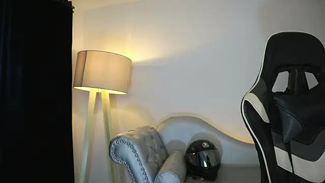 ashleyvalirya online show from April 10, 2026, 7:21 pm