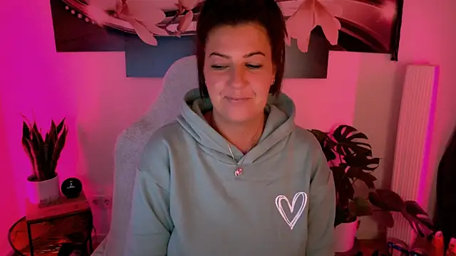 NatiLove35 online show from April 19, 2026, 8:22 pm