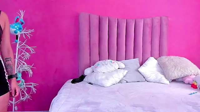 JustiinJazmin online show from February 4, 2025, 6:49 pm