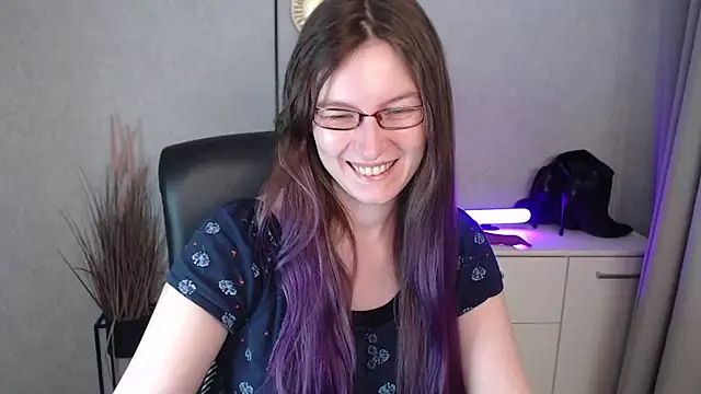 emmaxDelight online show from November 14, 2025, 7:01 am