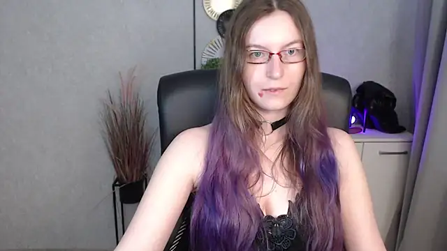 Snapshot of emmaxDelight chatting on October 15, 2025, 5:28 am emmaxDelight online show from October 15, 2025, 5:28 am