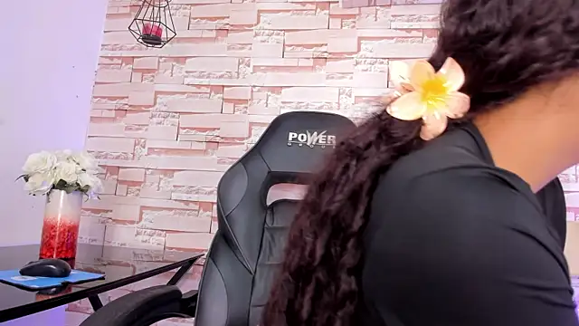 quianna  online show from February 8, 2025, 1:22 pm