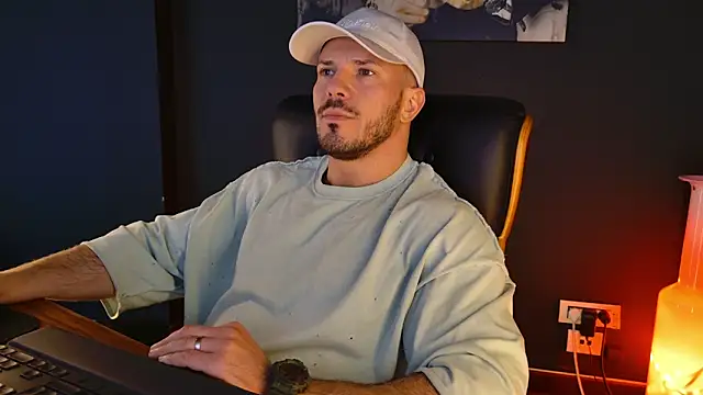 AngeloEric online show from December 19, 2025, 1:24 pm