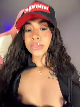 Snapshot of bella__honey chatting on June 6, 2026, 2:39 am bella honey online show from June 6, 2026, 2:39 am