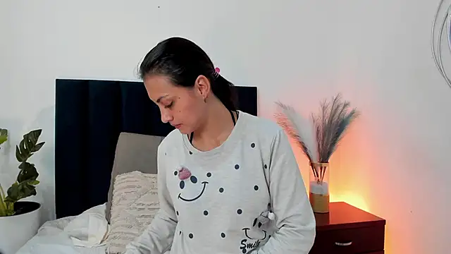 CarolineMillerr online show from February 26, 2025, 12:05 pm