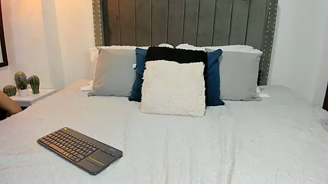 Chloe lauren online show from March 4, 2025, 3:22 am