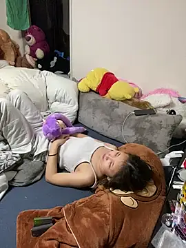 chocolatecakee online show from March 18, 2025, 2:28 pm