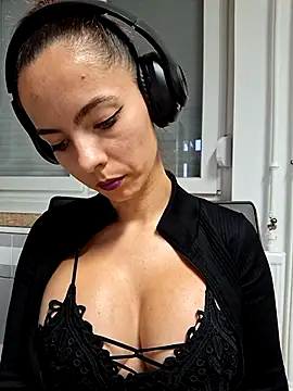 allinqueen online show from October 23, 2025, 12:48 pm