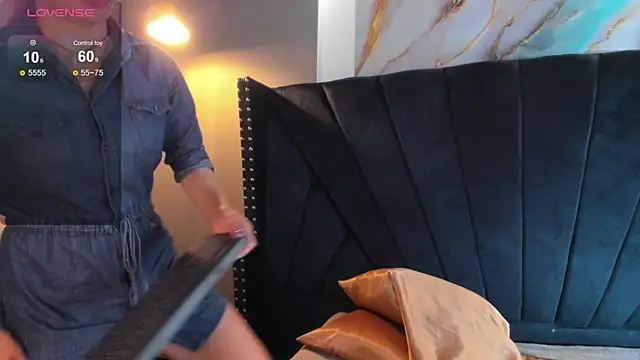 NIKI SANTANA online show from October 9, 2025, 3:51 am