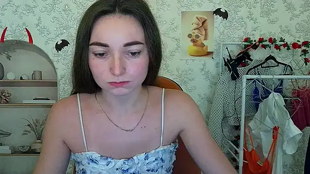  Barbie Kiss  online show from November 1, 2025, 10:42 am