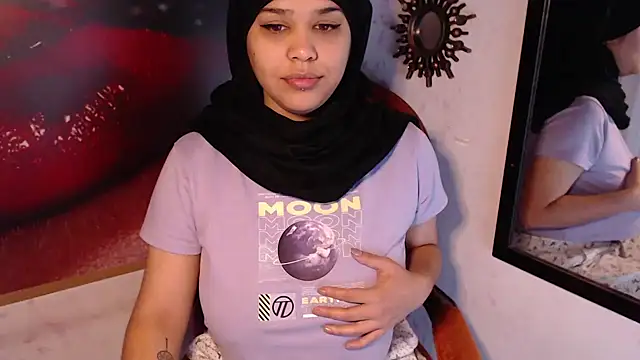 Snapshot of VenussTits97 chatting on December 4, 2024, 10:46 pm VenussTits97 online show from December 4, 2024, 10:46 pm