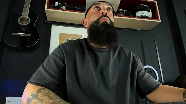 Snapshot of axxelrich_ chatting on February 2, 2025, 11:18 am axxelrich  online show from February 2, 2025, 11:18 am