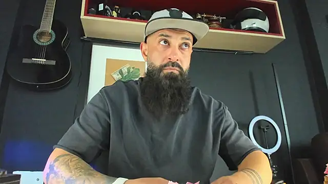 Snapshot of axxelrich_ chatting on February 2, 2025, 8:13 am axxelrich  online show from February 2, 2025, 8:13 am