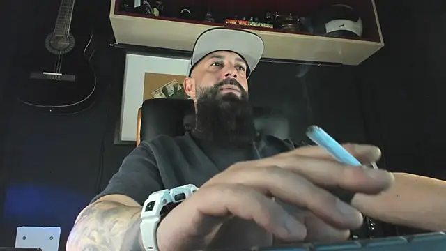 Snapshot of axxelrich_ chatting on February 2, 2025, 5:37 pm axxelrich  online show from February 2, 2025, 5:37 pm