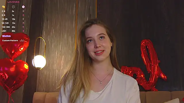 LoraineLuff online show from February 21, 2025, 6:04 pm