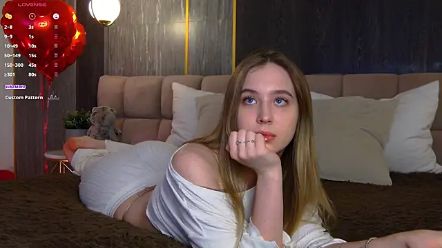 LoraineLuff online show from February 23, 2025, 2:35 pm