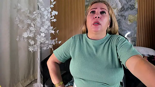 Danna topless online show from June 2, 2026, 12:05 pm