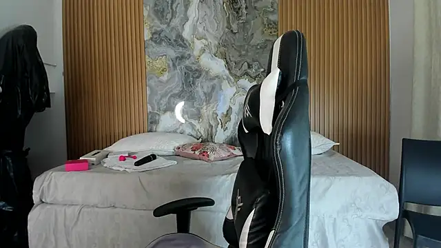 Snapshot of Danna_topless chatting on November 27, 2025, 12:05 pm Danna topless online show from November 27, 2025, 12:05 pm