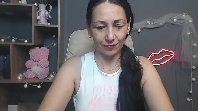 Snapshot of LiluGrants chatting on September 20, 2025, 6:13 pm LiluGrants online show from September 20, 2025, 6:13 pm