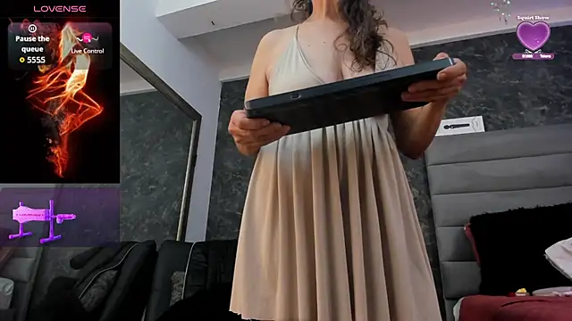 Snapshot of Bella_Evans_ chatting on September 19, 2025, 11:09 pm Bella Evans online show from September 19, 2025, 11:09 pm