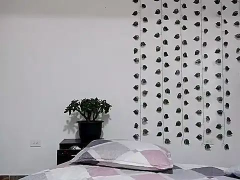 hotlatin92 online show from January 15, 2025, 11:40 pm