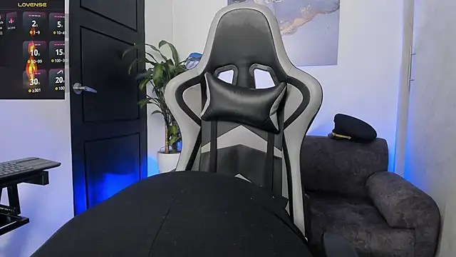 Snapshot of Yeiko_Romero_ chatting on October 15, 2025, 9:23 pm Yeiko Romero  online show from October 15, 2025, 9:23 pm