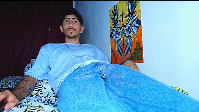 Snapshot of Thomass00 chatting on October 18, 2025, 12:01 am Thomass00 online show from October 18, 2025, 12:01 am