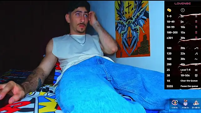 Snapshot of Thomass00 chatting on October 14, 2025, 11:36 pm Thomass00 online show from October 14, 2025, 11:36 pm