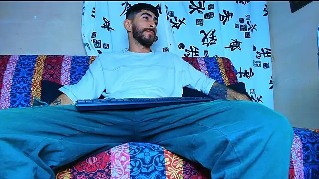 Snapshot of Thomass00 chatting on February 15, 2026, 5:52 am Thomass00 online show from February 15, 2026, 5:52 am