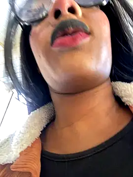 TIFFANYYSTAR online show from December 3, 2025, 12:37 pm