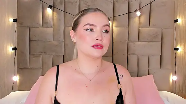 Snapshot of GaiaBaker chatting on October 8, 2025, 4:40 pm GaiaBaker online show from October 8, 2025, 4:40 pm