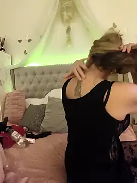 Snapshot of lolavalecuatro chatting on September 17, 2025, 10:34 pm lolavalecuatro online show from September 17, 2025, 10:34 pm