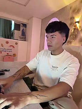 Snapshot of Logan_smith1 chatting on October 28, 2025, 5:18 am Logan smith1 online show from October 28, 2025, 5:18 am